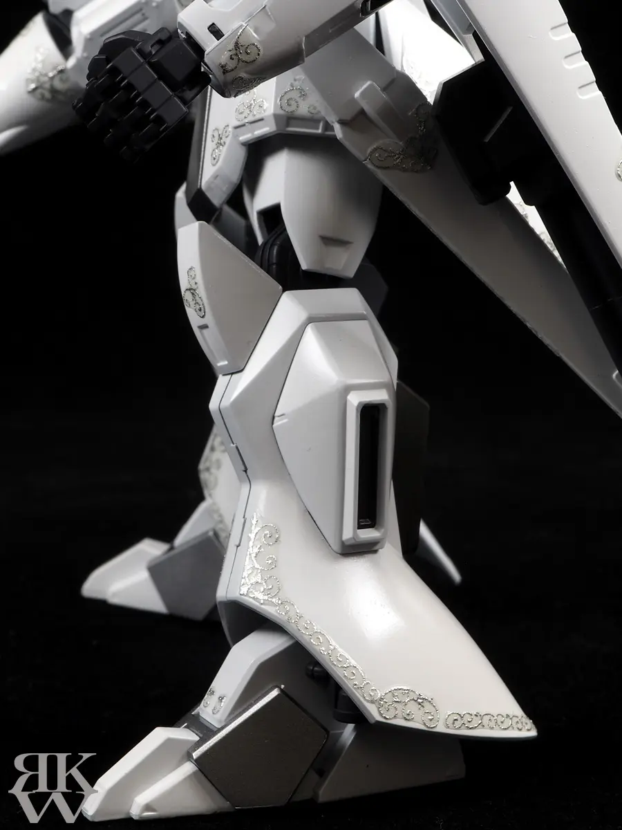 バンダイ HGBF 1/144 R・ギャギャ-白銀 式典風 脚アップ