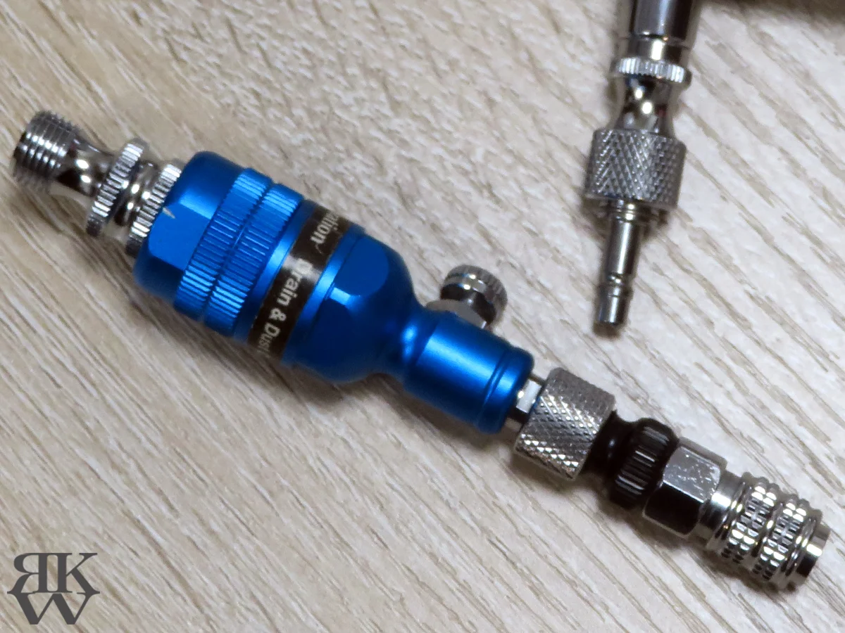プラモデル製作で使用しているエアブラシ塗装用具 Mr.ドレン&ダストキャッチャーⅡライト & Mr.ワンタッチマックジョイント