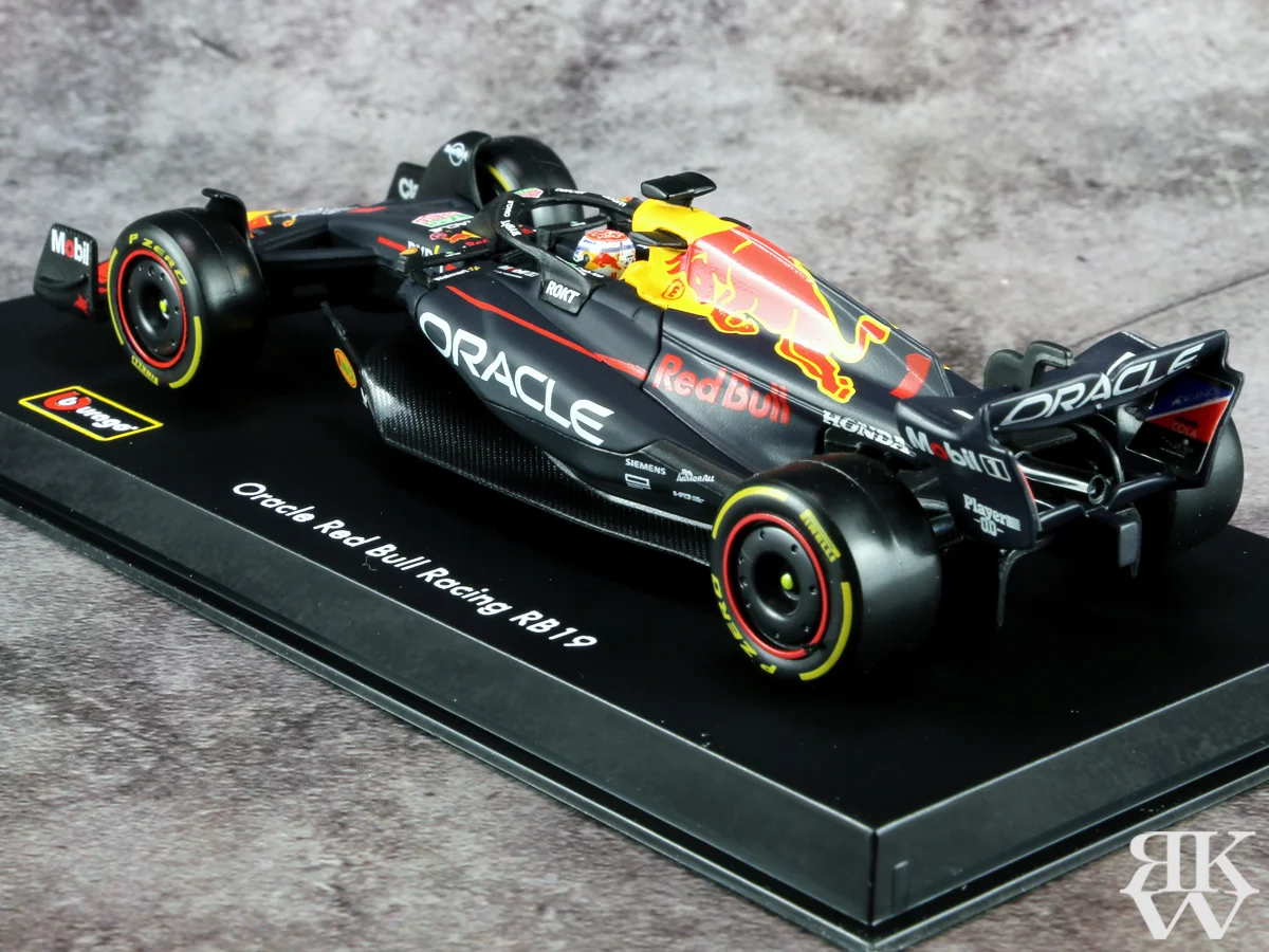 Bburago(ブラーゴ) 1/43 オラクル レッドブル レーシング RB19 2023 No.1 M.フェルスタッペン 後ろ