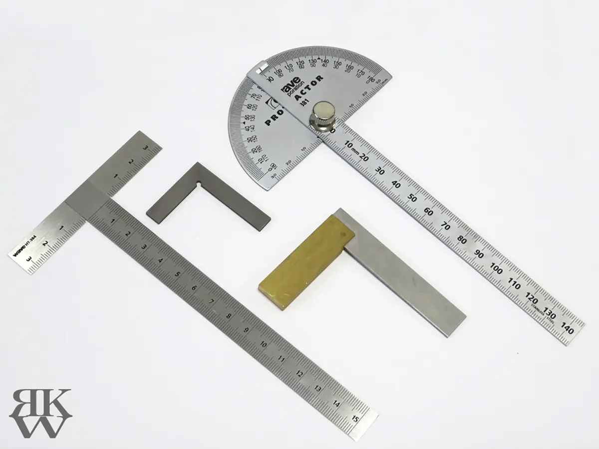 プラモデル製作で使用している工具、 定規、スコヤ プロトラクター