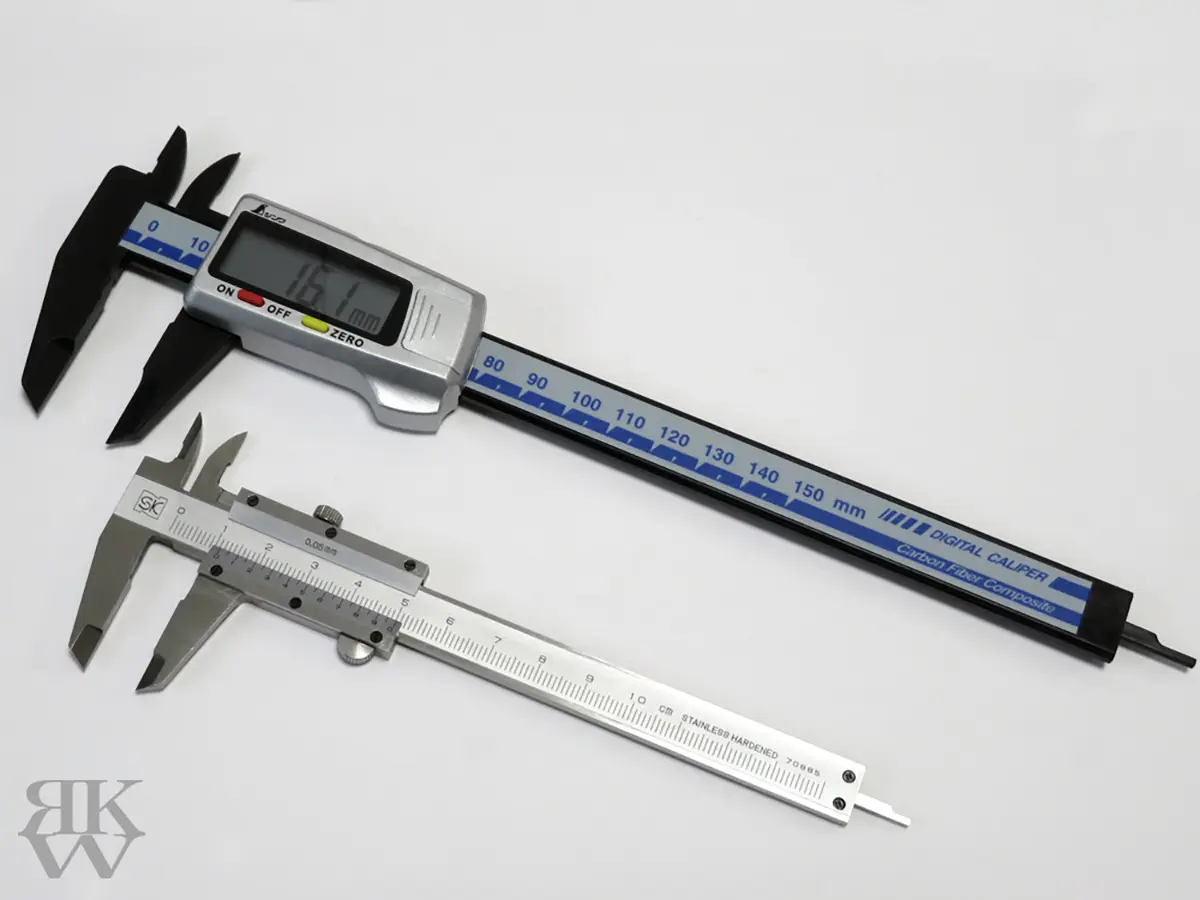 プラモデル製作で使用している工具、 ノギス