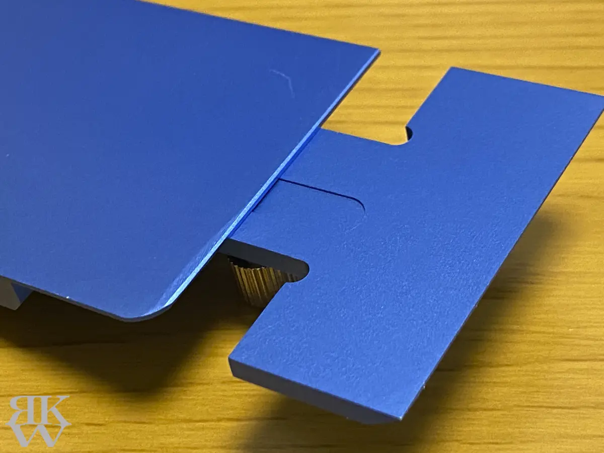 プラモデル製作で使用している工具、 スライドT定規裏